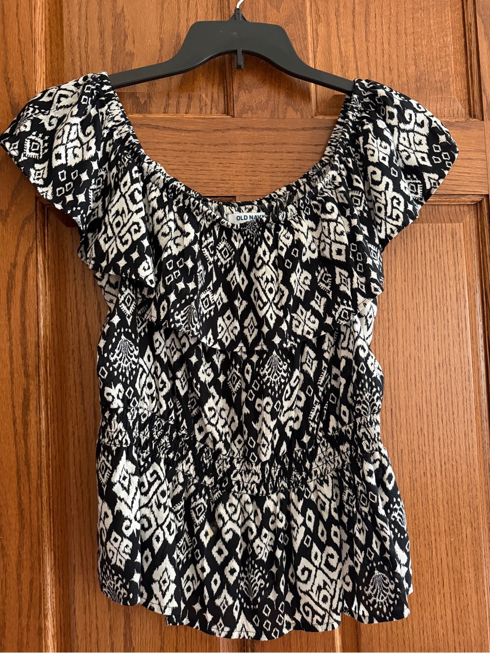 NWOT Old Navy Black White Off-Shoulder Scoop Ruffle Printed Peasant Top. Large